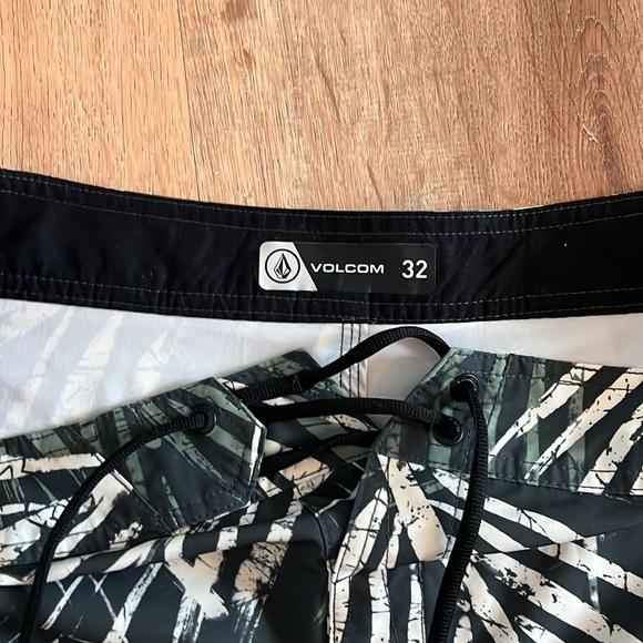 Volcom Trunks - Picture 2 of 3